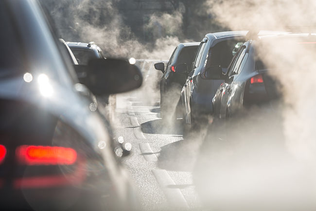 Kvůli karanténním opatřením jsou méně používány automobily a CO2 v atmosféře stále klesá. 